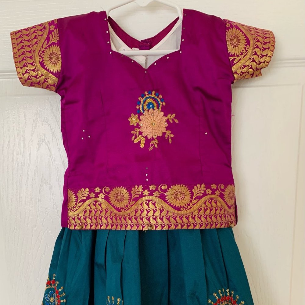 Pattu Pavadai